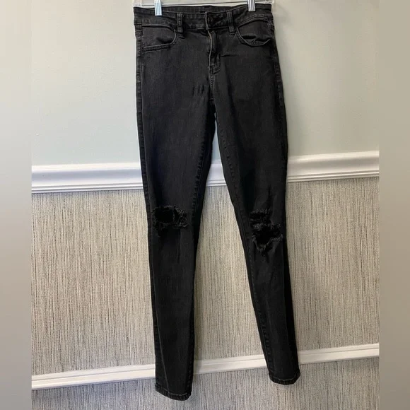 NWOT American Eagle women’s black distressed jegging jeans. Size 4R - Picture 9 of 9
